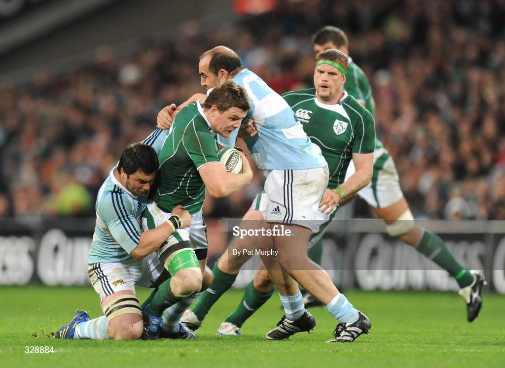 22 November 2008; Brian O'Driscoll, Ireland, in action against Matin Durand and Mario Ledesma, right, Argentina. Guinness Autumn Internationals, Ireland v Argentina, Croke Park, Dublin. Picture credit: Pat Murphy / SPORTSFILE