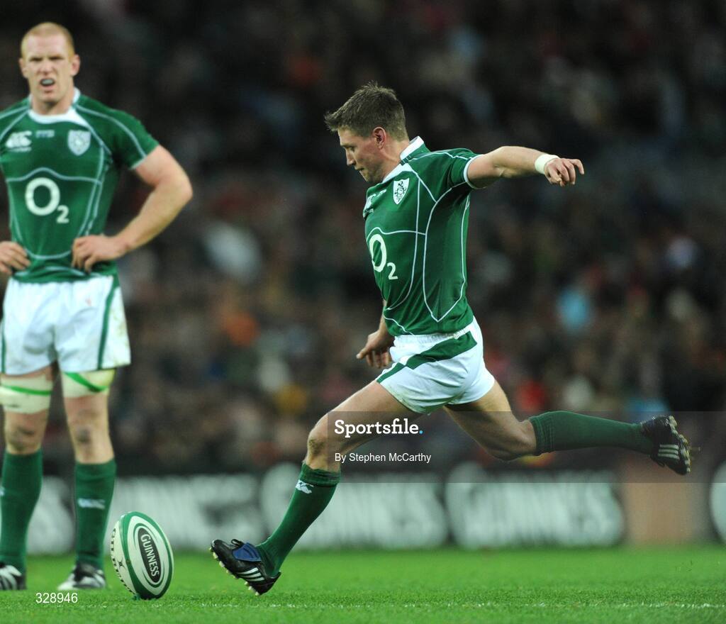 22 November 2008; Ronan O'Gara, Ireland, kicks his side's only first half score from a penalty. Guinness Autumn Internationals, Ireland v Argentina, Croke Park, Dublin. Picture credit: Stephen McCarthy / SPORTSFILE