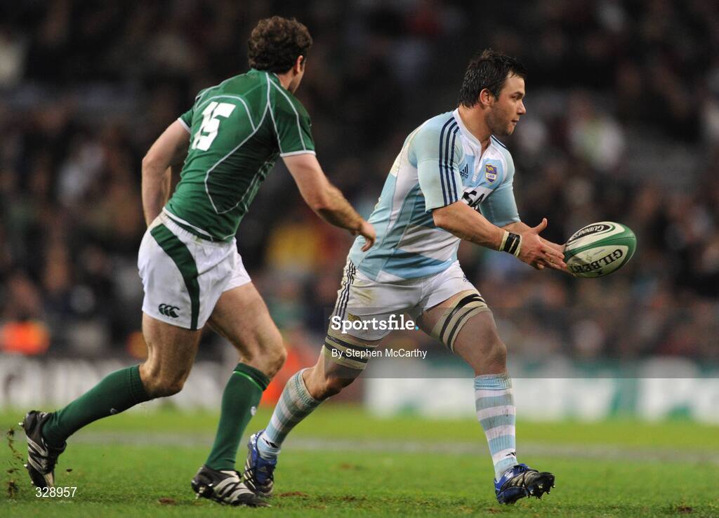 22 November 2008; Martin Durand, Argentina, offloads the ball despite the attention of Geordan Murphy, Ireland. Guinness Autumn Internationals, Ireland v Argentina, Croke Park, Dublin. Picture credit: Stephen McCarthy / SPORTSFILE