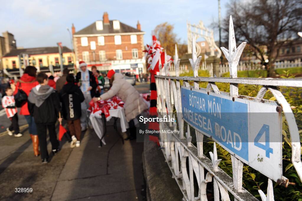 23 November 2008; Bohemians and Derry City supporters make their way to the match. Ford FAI Cup Final 2008, Bohemians v Derry City, RDS, Ballsbridge, Dublin. Picture credit: Stephen McCarthy / SPORTSFILE