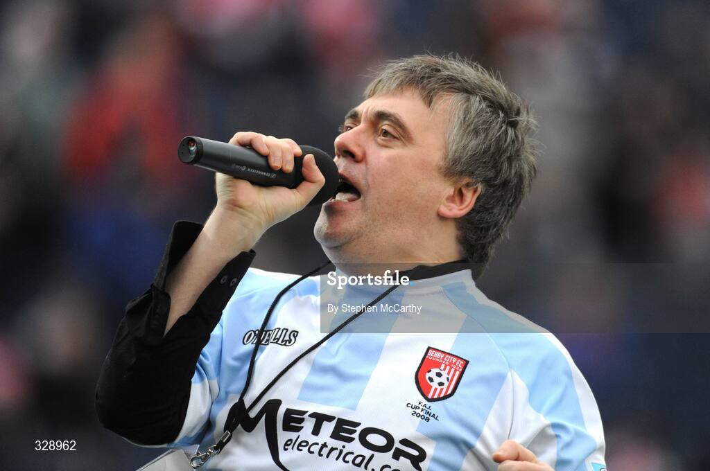23 November 2008; Paul McLoone, of The Undertones, entertains the crowd ahead of the game. Ford FAI Cup Final 2008, Bohemians v Derry City, RDS, Ballsbridge, Dublin. Picture credit: Stephen McCarthy / SPORTSFILE