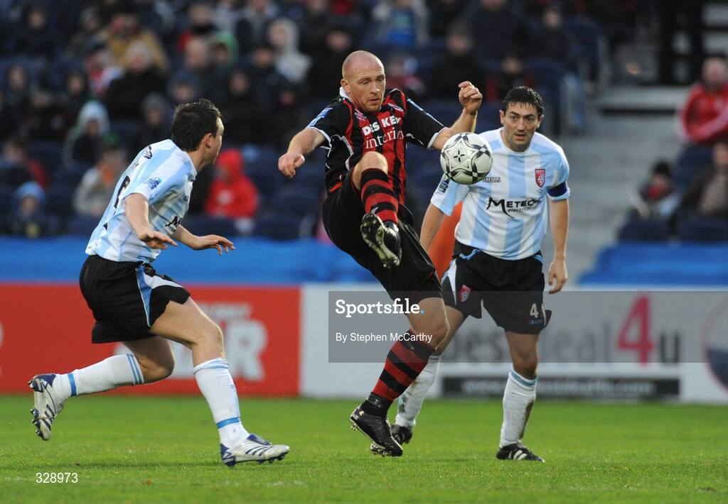 23 November 2008; Glen Crowe, Bohemians, in action against Kevin Deery, left, and Peter Hutton, Derry City. Ford FAI Cup Final 2008, Bohemians v Derry City, RDS, Ballsbridge, Dublin. Picture credit: Stephen McCarthy / SPORTSFILE