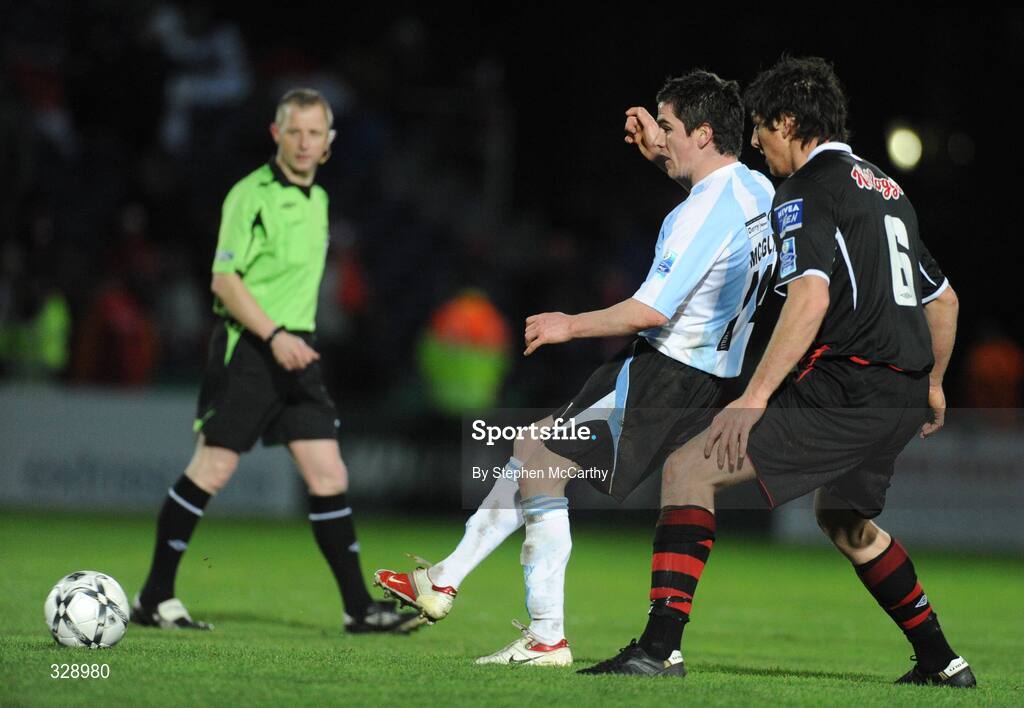 23 November 2008; Gareth McGlynn, Derry City, in action against Ken Oman, Bohemians. Ford FAI Cup Final 2008, Bohemians v Derry City, RDS, Ballsbridge, Dublin. Picture credit: Stephen McCarthy / SPORTSFILE