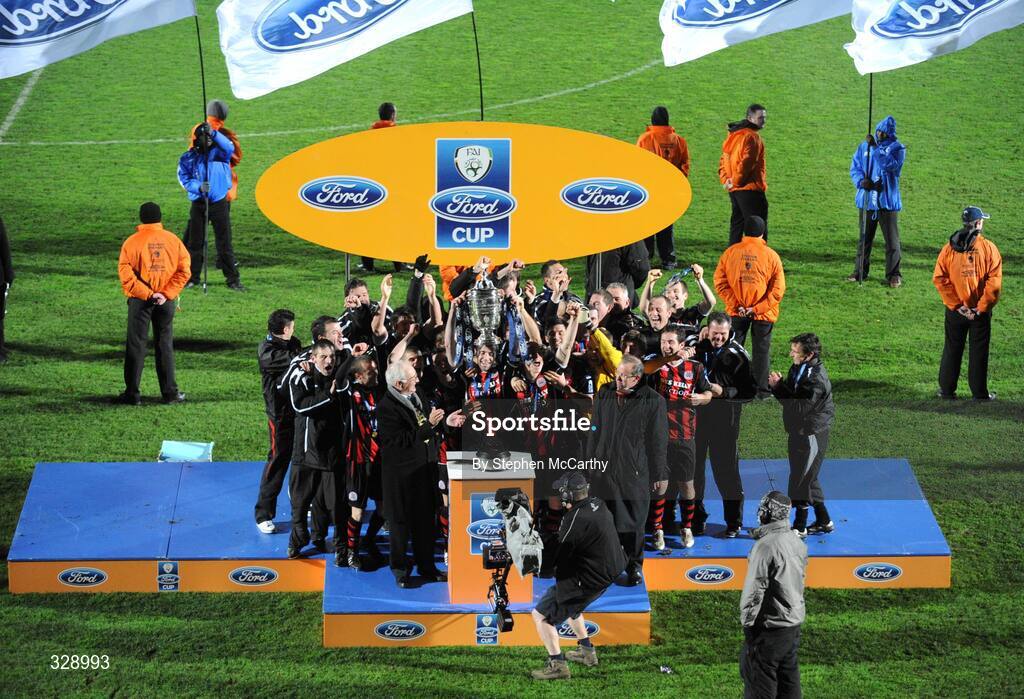 23 November 2008; Bohemians captain Owen Heary lifts the FAI Cup. Ford FAI Cup Final 2008, Bohemians v Derry City, RDS, Ballsbridge, Dublin. Picture credit: Stephen McCarthy / SPORTSFILE