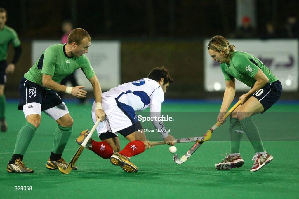 22 November 2008; Derek Salmond, Scotland, in action against Graham Shaw and Mitch Darling, right, Ireland. Men's International, Ireland v Scotland, Banbridge Hockey Club, Banbridge, Co. Down. Picture credit: Oliver McVeigh / SPORTSFILE
