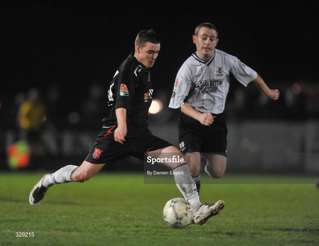 15 November 2008; Tiernan Mulvanna, Dundalk, in action against Barry Slattery, Kildare town. eircom League First Division, Kildare County v Dundalk, Station Road, Kildare. Picture credit: Damien Eagers / SPORTSFILE
