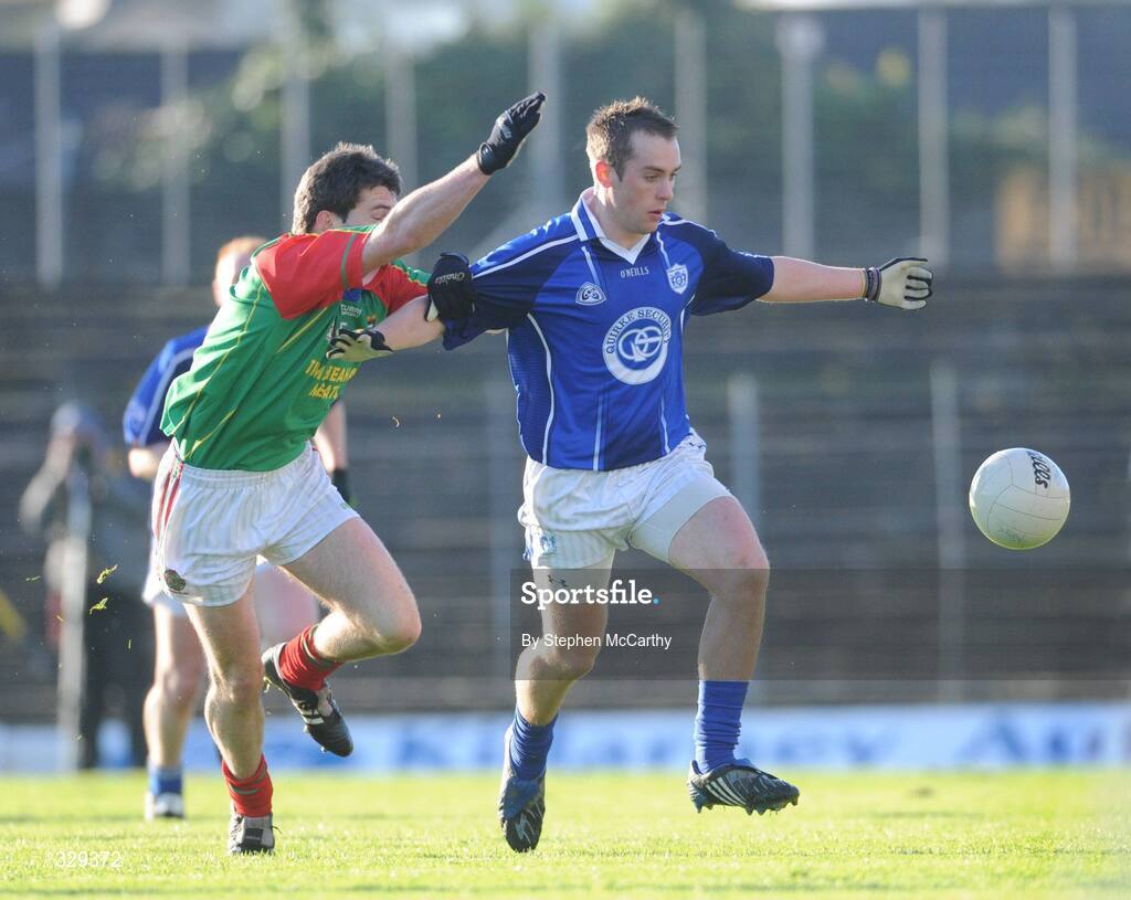 30 November 2008; Gavin Duffy, Kerins O'Rahilly's, in action against Fergal Griffin, Mid Kerry. Kerry Senior Football Championship Final Replay, Kerins O'Rahilly's v Mid Kerry, Fitzgerald Stadium, Killarney, Co. Kerry. Picture credit: Stephen McCarthy / SPORTSFILE