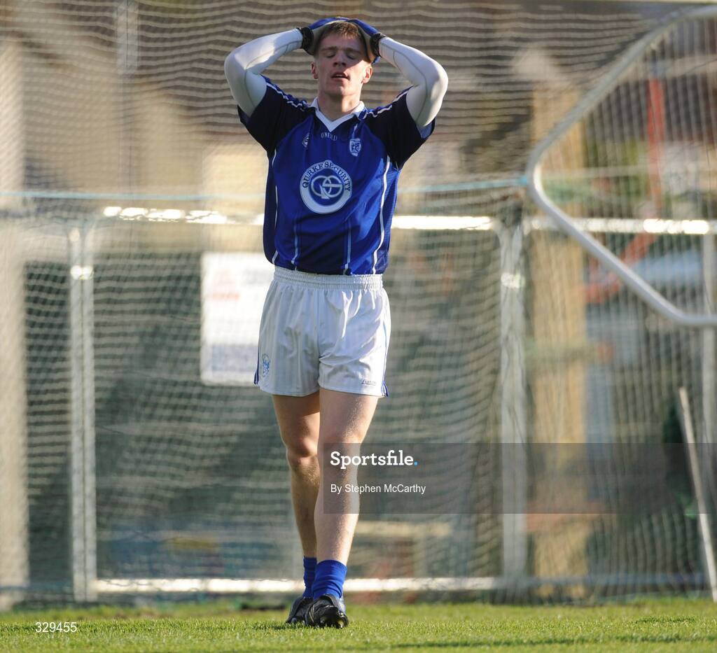 30 November 2008; Tommy Walsh, Kerins O'Rahilly's, holds his head after watching his shot go wide. Kerry Senior Football Championship Final Replay, Kerins O'Rahilly's v Mid Kerry, Fitzgerald Stadium, Killarney, Co. Kerry. Picture credit: Stephen McCarthy / SPORTSFILE