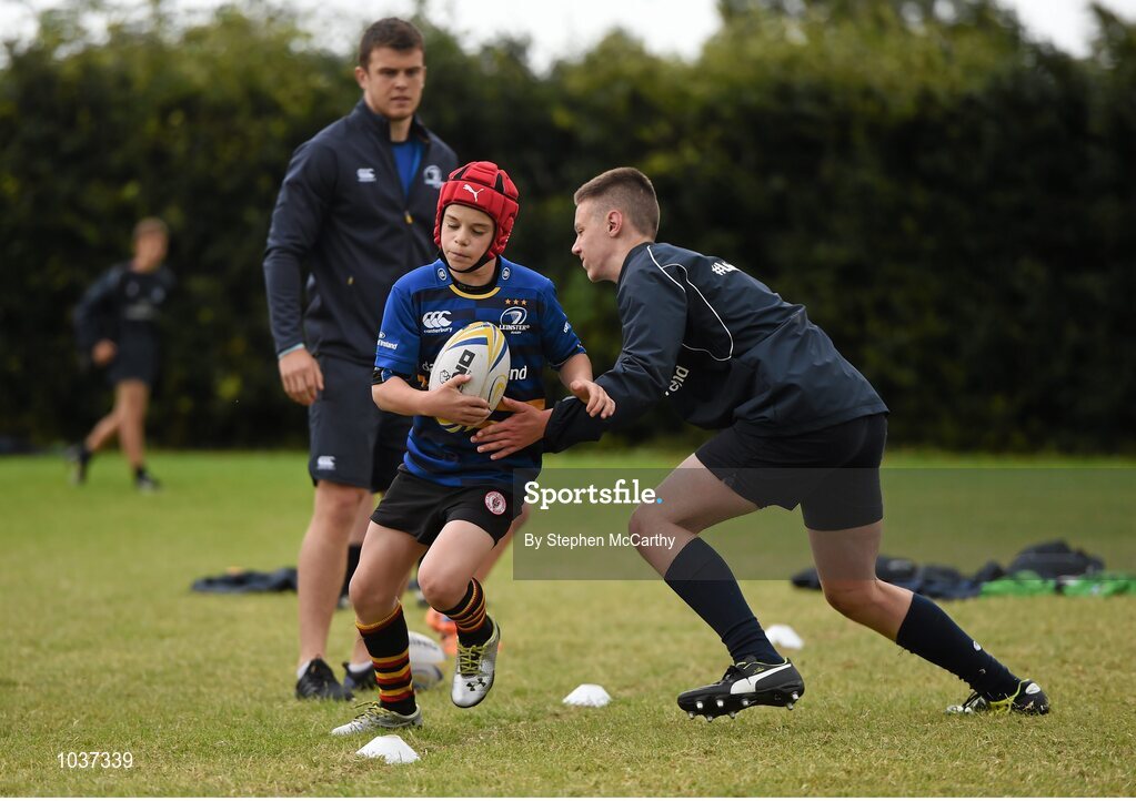 5 August 2015; Leinster Rugby's Tom Farrell visited the Bank of Ireland School of Excellence to talk to developing players about training, tips and their development as rugby players. King's Hospital, Palmerstown, Dublin. Picture credit: Stephen McCarthy / SPORTSFILE