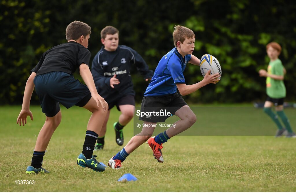 5 August 2015; Participants during the Bank of Ireland Leinster Rugby School of Excellence held at The Kings Hospital, Palmerstown, Dublin. The camp saw the visit of Leinster players to talk to developing players about training, tips and their development as rugby players. Picture credit: Stephen McCarthy / SPORTSFILE