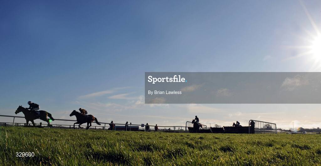 30 November 2008; Runners and Riders during the Irish Rover Bar New York Juvenile 3-Y-O. Fairyhouse Winter Festival 2008, Fairyhouse Racecourse, Co. Meath. Picture credit: Brian Lawless / SPORTSFILE
