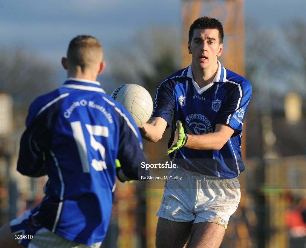 30 November 2008; Pat Madden, Kerins O'Rahilly's, offloads the ball to team-mate Barry John Keaney. Kerry Senior Football Championship Final Replay, Kerins O'Rahilly's v Mid Kerry, Fitzgerald Stadium, Killarney, Co. Kerry. Picture credit: Stephen McCarthy / SPORTSFILE