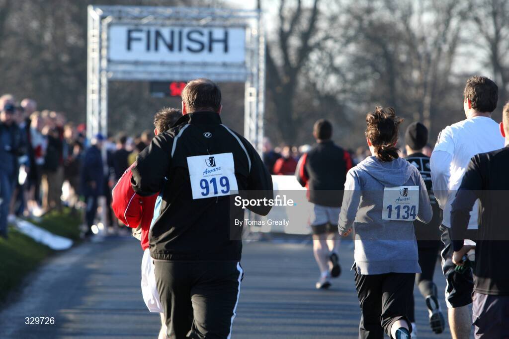 6 December 2008; Competitors make their way to the finish line during the Aware 10k Christmas Fun Run 2008. Phoenix Park, Dublin. Picture credit: Tomas Greally / SPORTSFILE