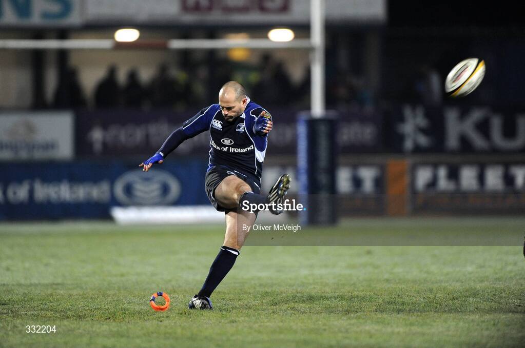 27 December 2008; Felipe Contepomi, Leinster, kicks a penalty. Magners League, Ulster v Leinster, Ravenhill Park, Belfast, Co. Antrim. Picture credit: Oliver McVeigh / SPORTSFILE