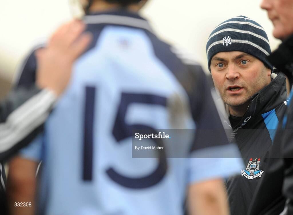 January 2009; Dublin manager Anthony Daly with Dublin players during half-time. Hurling Challenge Game, Dublin v Dub Stars, Páirc Barróg, Kilbarrack, Dublin. Picture credit: David Maher / SPORTSFILE