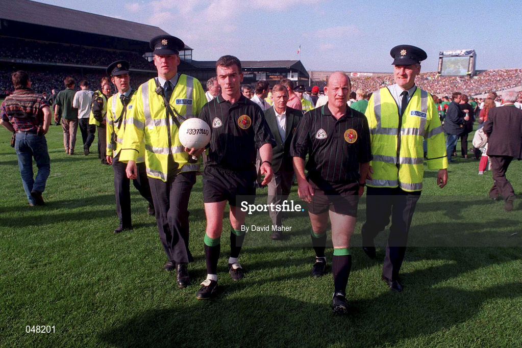 15 September 1996; Referee Pat McEnaney walks off the field after the match ended in a draw, Meath v Mayo, All-Ireland Football Final, Dublin. Picture credit; David Maher/SPORTSFILE