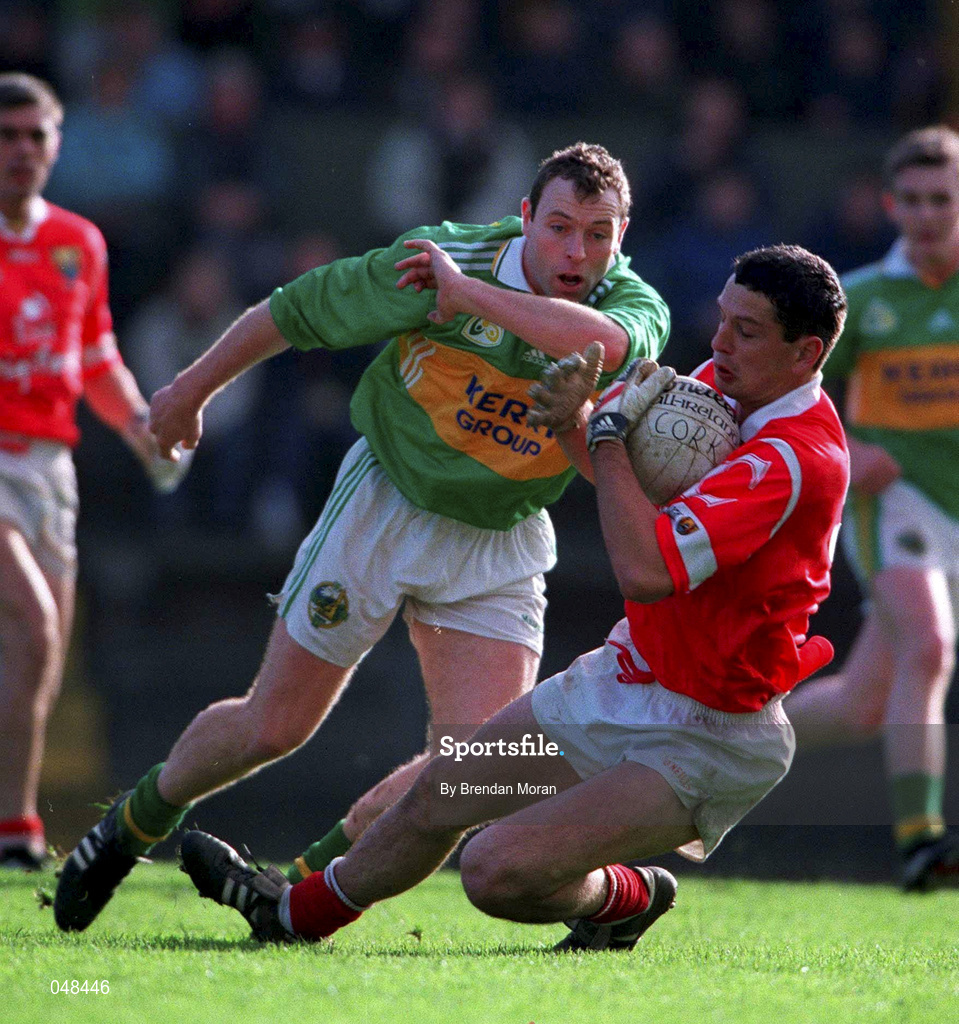 30 October 1999; Michael O'Sullivan of Cork in action against Seamus Moynihan of Kerry during the Church & General National Football League Division 1A Round 1 match between Cork and Kerry at Páirc Uí Rinn in Cork. Photo by Brendan Moran/Sportsfile