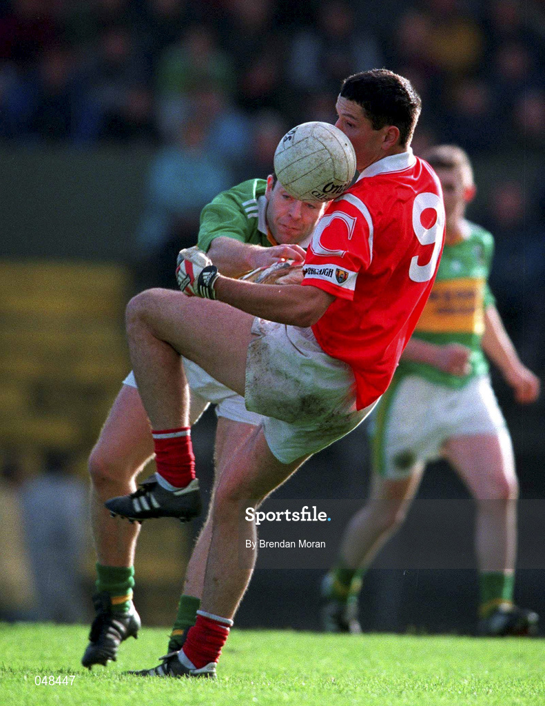 30 October 1999; Michael O'Sullivan of Cork in action against Seamus Moynihan of Kerry during the Church & General National Football League Division 1A Round 1 match between Cork and Kerry at Páirc Uí Rinn in Cork. Photo by Brendan Moran/Sportsfile