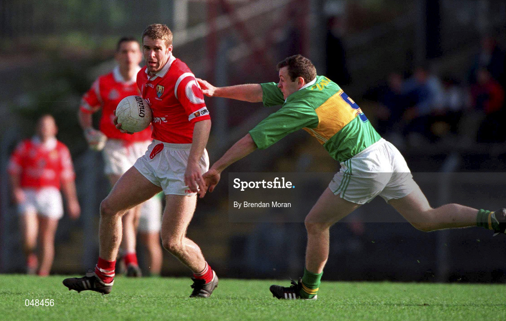 30 October 1999; Padraig O'Mahony of Cork makes a break during the Church & General National Football League Division 1A Round 1 match between Cork and Kerry at Páirc Uí Rinn in Cork. Photo by Brendan Moran/Sportsfile