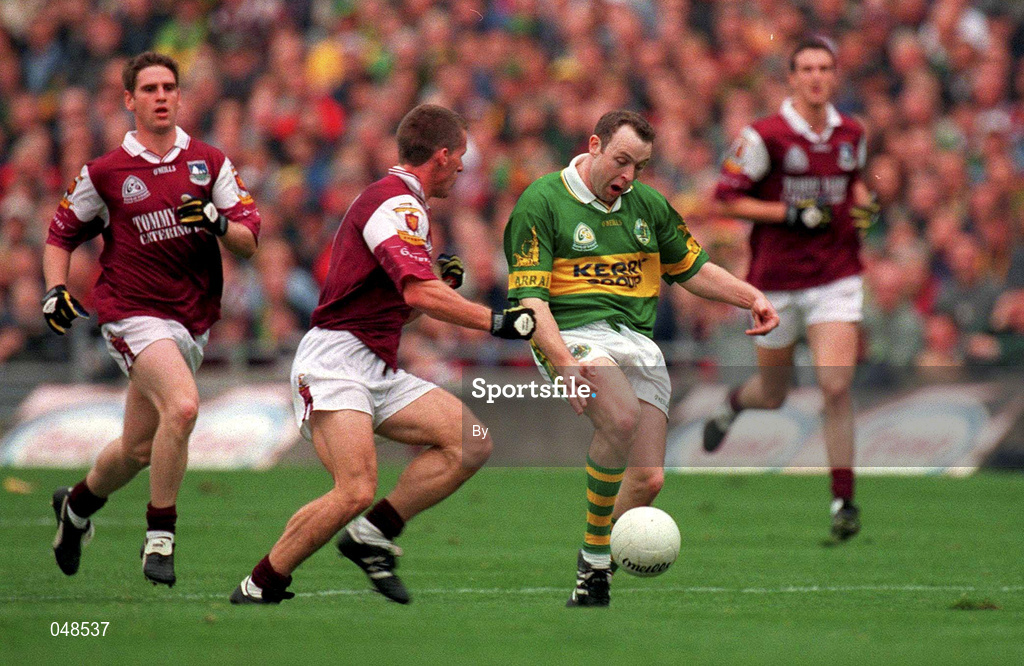 7 October 2000; Seamus Moynihan, Kerry, clears the ball ahaed of Sean Og De Paor, Kerry, Galway v Kerry, All Ireland Senior Football Championship Final Replay, Croke Park, Dublin. Picture credit; Brendan Moran/SPORTSFILE