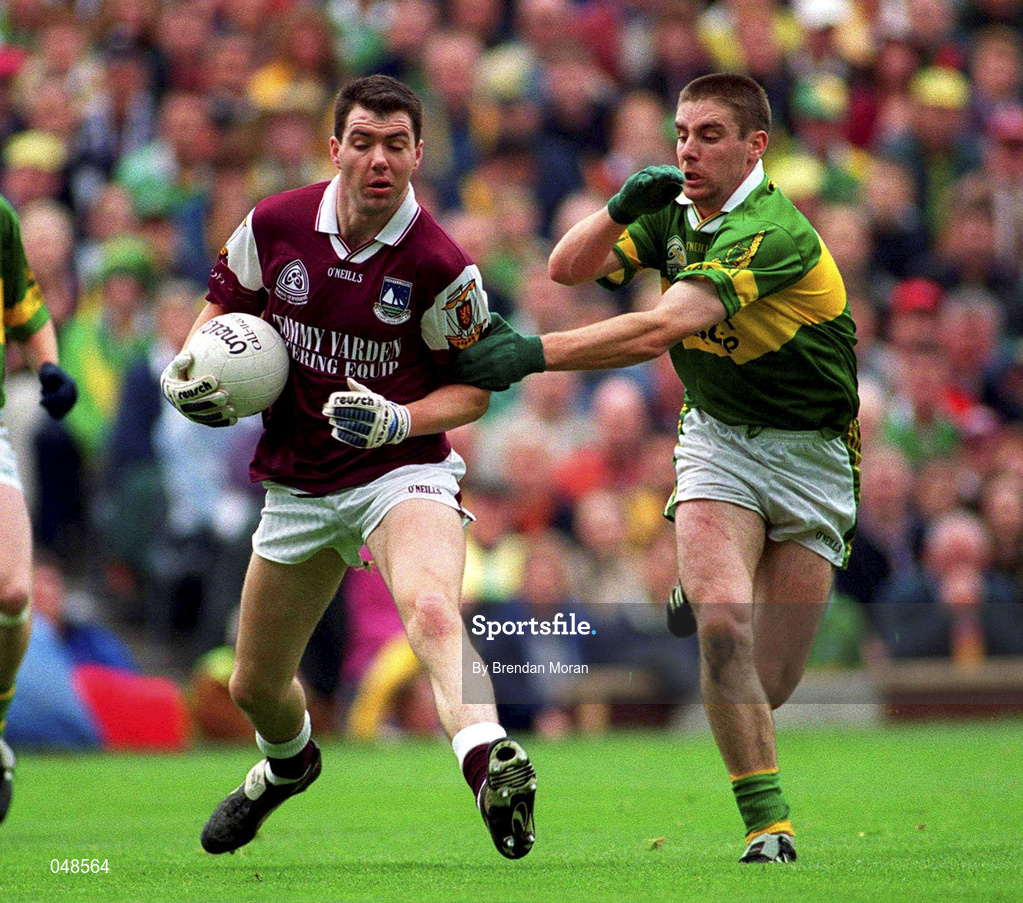 7 October 2000; Sean O'Domhnaill of Galway in action against Darragh O'Se of Kerry during the Bank of Ireland All-Ireland Senior Football Championship Final Replay match between Kerry and Galway at Croke Park in Dublin. Photo by Brendan Moran/Sportsfile