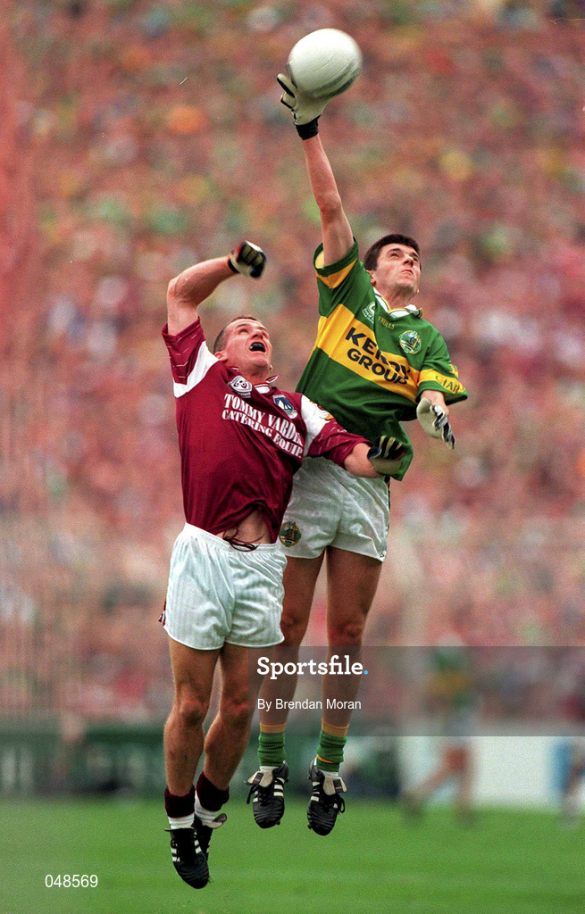 7 October 2000; Aodan Mac Gearailt of Kerry in action against Sean Og de Paor of Galway during the Bank of Ireland All-Ireland Senior Football Championship Final Replay match between Kerry and Galway at Croke Park in Dublin. Photo by Brendan Moran/Sportsfile