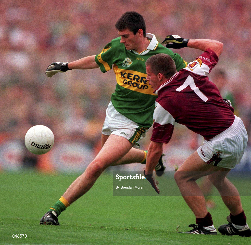 7 October 2000; Aodan Mac Gearailt of Kerry in action against Sean Og de Paor of Galway during the Bank of Ireland All-Ireland Senior Football Championship Final Replay match between Kerry and Galway at Croke Park in Dublin. Photo by Brendan Moran/Sportsfile