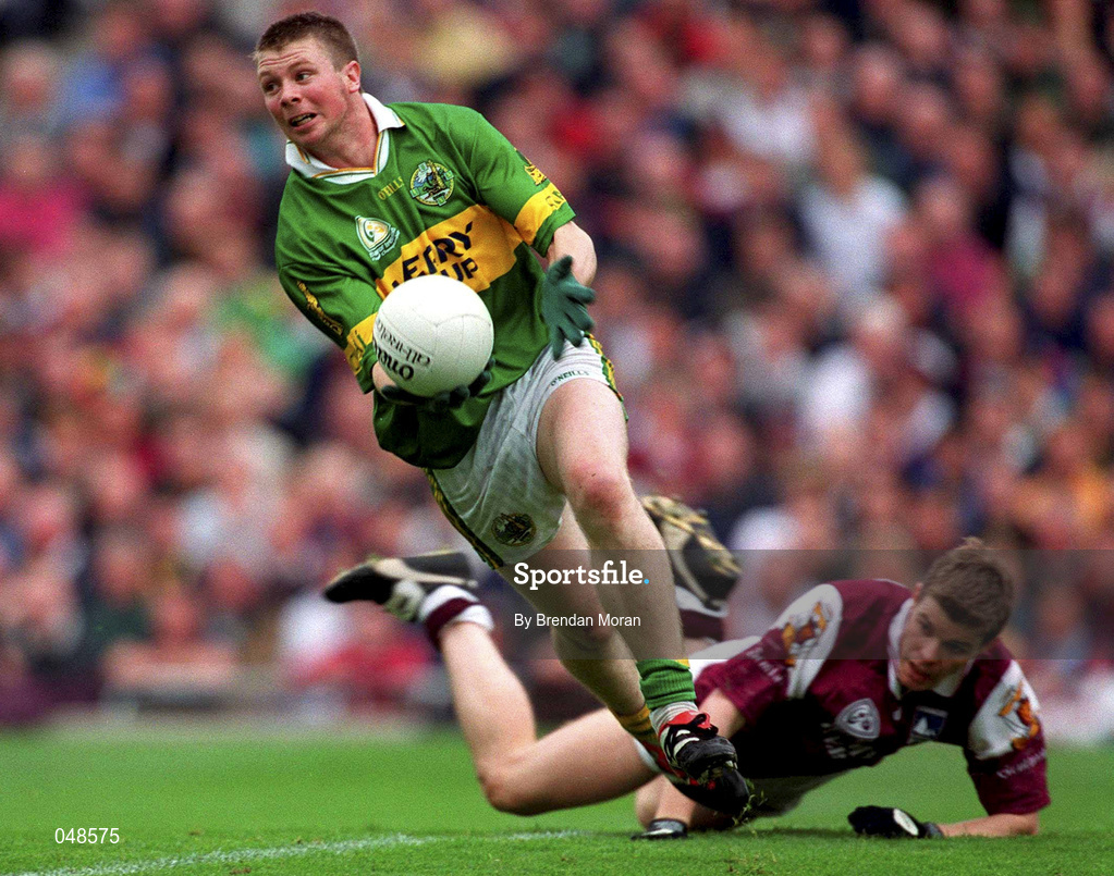 7 October 2000; Tomas O'Se of Kerry in action against Niall Finnegan of Galway during the Bank of Ireland All-Ireland Senior Football Championship Final Replay match between Kerry and Galway at Croke Park in Dublin. Photo by Brendan Moran/Sportsfile