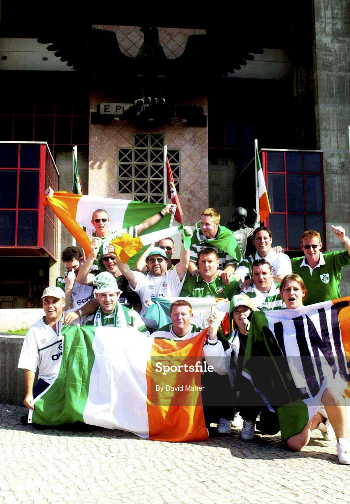 7 October 2000; Republic of Ireland supporters outside the stadium prior to the World Cup 2002 Qualification Group 2 match between Portugal and Republic of Ireland at the Estádio da Luz in Lisbon, Portugal. Photo by David Maher/Sportsfile