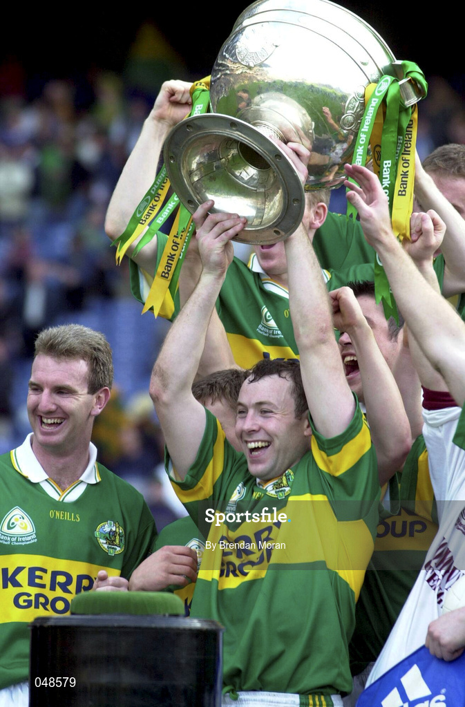 7 October 2000; Seamus Moynihan lifts the Sam Maguire cup following the Bank of Ireland All-Ireland Senior Football Championship Final Replay match between Kerry and Galway at Croke Park in Dublin. Photo by Brendan Moran/Sportsfile