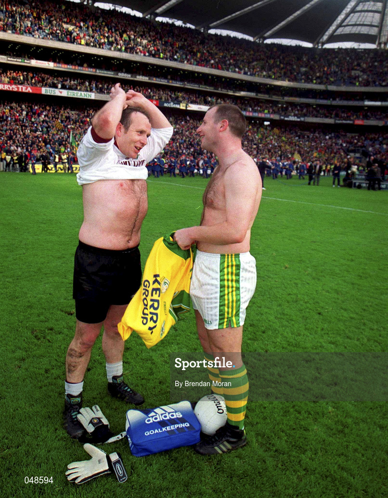 7 October 2000; Galway goalkeeper Martin McNamara, left, and Kerry goalkeeper Declan O'Keeffe swap jerseys following the Bank of Ireland All-Ireland Senior Football Championship Final Replay match between Kerry and Galway at Croke Park in Dublin. Photo by Brendan Moran/Sportsfile