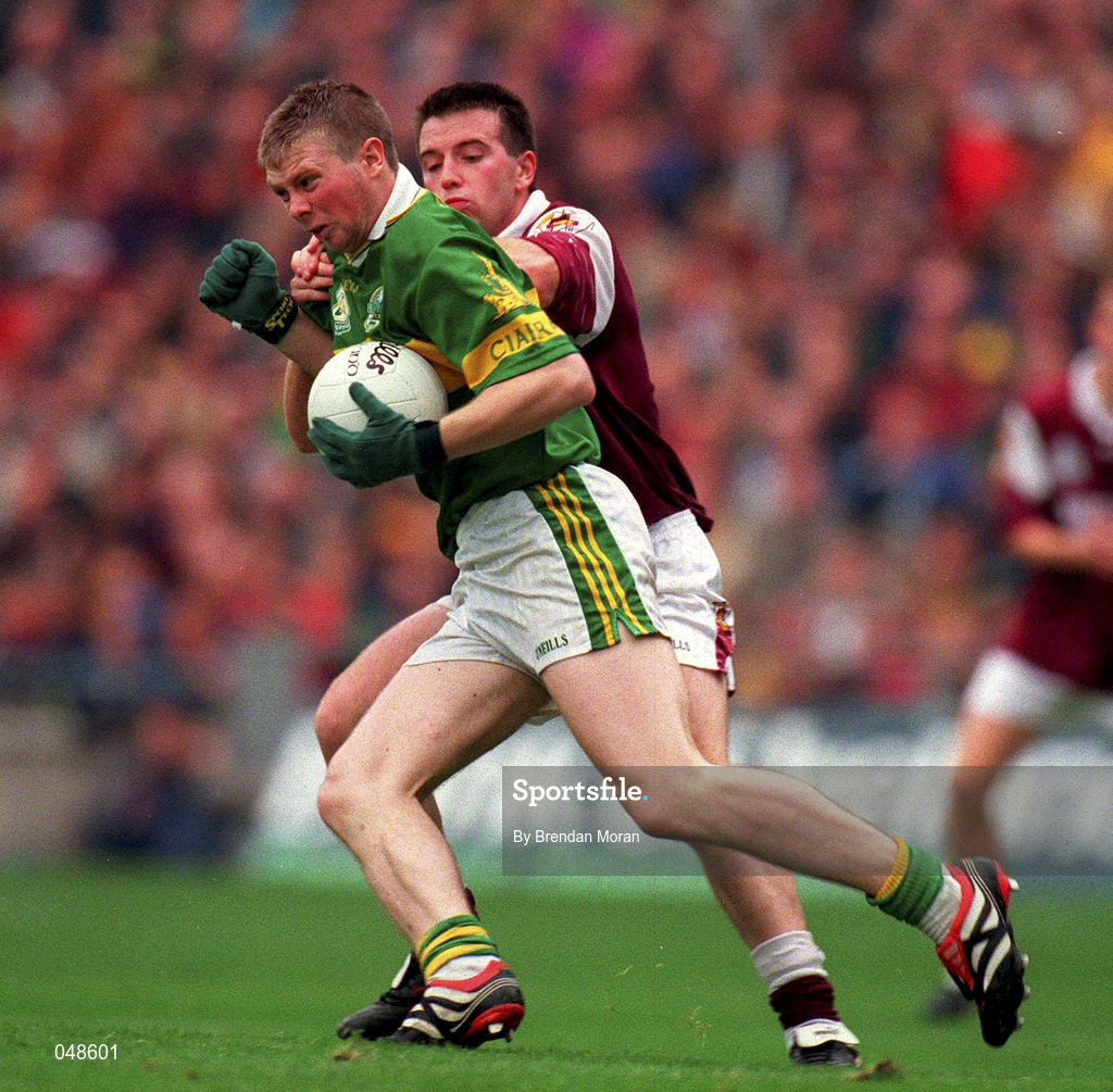 7 October 2000; Tomas O'Se of Kerry in action against Tommy Joyce of Galway during the Bank of Ireland All-Ireland Senior Football Championship Final Replay match between Kerry and Galway at Croke Park in Dublin. Photo by Brendan Moran/Sportsfile