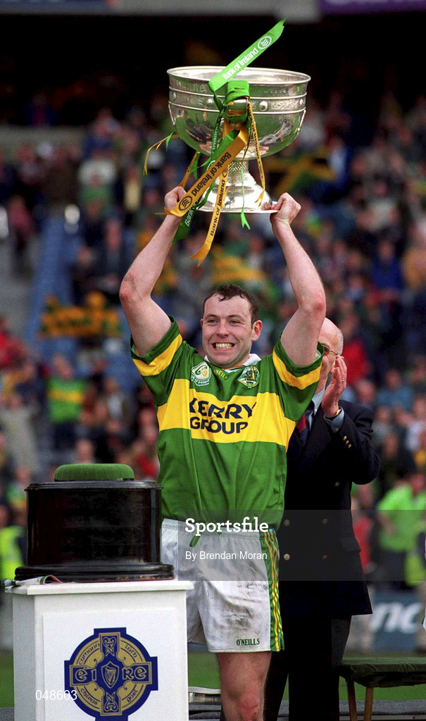 7 October 2000; Seamus Moynihan lifts the Sam Maguire cup following the Bank of Ireland All-Ireland Senior Football Championship Final Replay match between Kerry and Galway at Croke Park in Dublin. Photo by Brendan Moran/Sportsfile