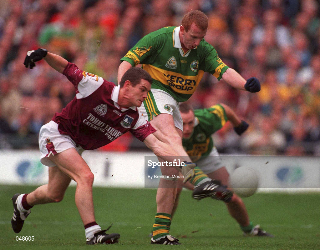 7 October 2000; Declan Meehan of Galway in action against Liam Hassett of Kerry during the Bank of Ireland All-Ireland Senior Football Championship Final Replay match between Kerry and Galway at Croke Park in Dublin. Photo by Brendan Moran/Sportsfile