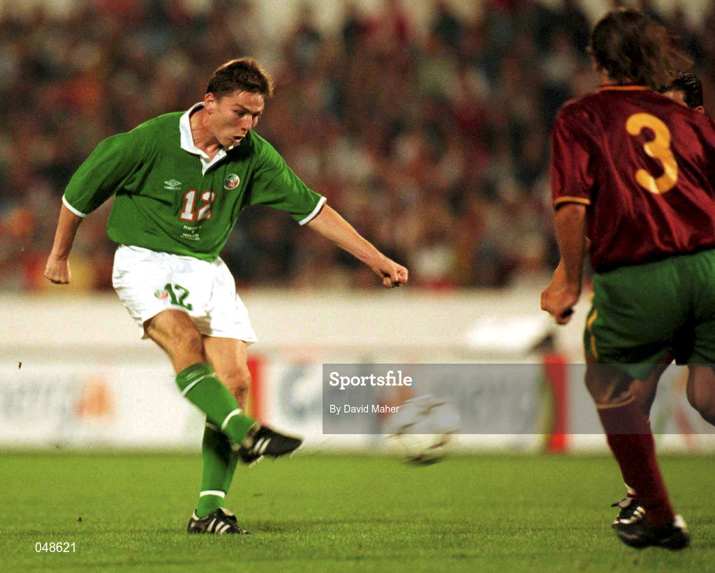 7 October 2000; Matt Holland of Republic of Ireland shoots to score his side's equalising goal during the World Cup 2002 Qualification Group 2 match between Portugal and Republic of Ireland at the Estádio da Luz in Lisbon, Portugal. Photo by David Maher/Sportsfile