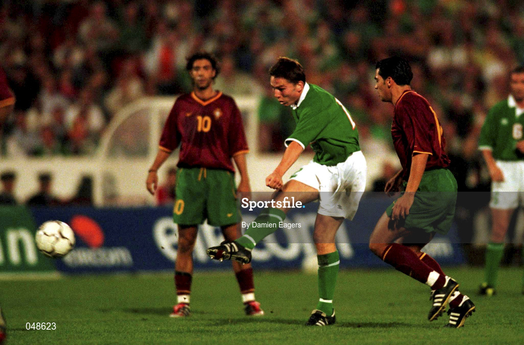 7 October 2000; Matt Holland of Republic of Ireland shoots to score his side's equalising goal during the World Cup 2002 Qualification Group 2 match between Portugal and Republic of Ireland at the Estádio da Luz in Lisbon, Portugal. Photo by Damien Eagers/Sportsfile