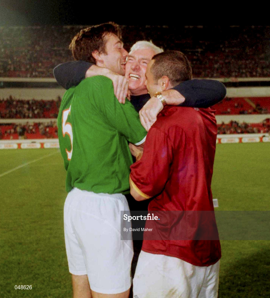 7 October 2000; Physio Mick Byrne, centre, celebrates with Gary Breen, left, and Stephen Carr of Republic of Ireland following the World Cup 2002 Qualification Group 2 match between Portugal and Republic of Ireland at the Estádio da Luz in Lisbon, Portugal. Photo by David Maher/Sportsfile