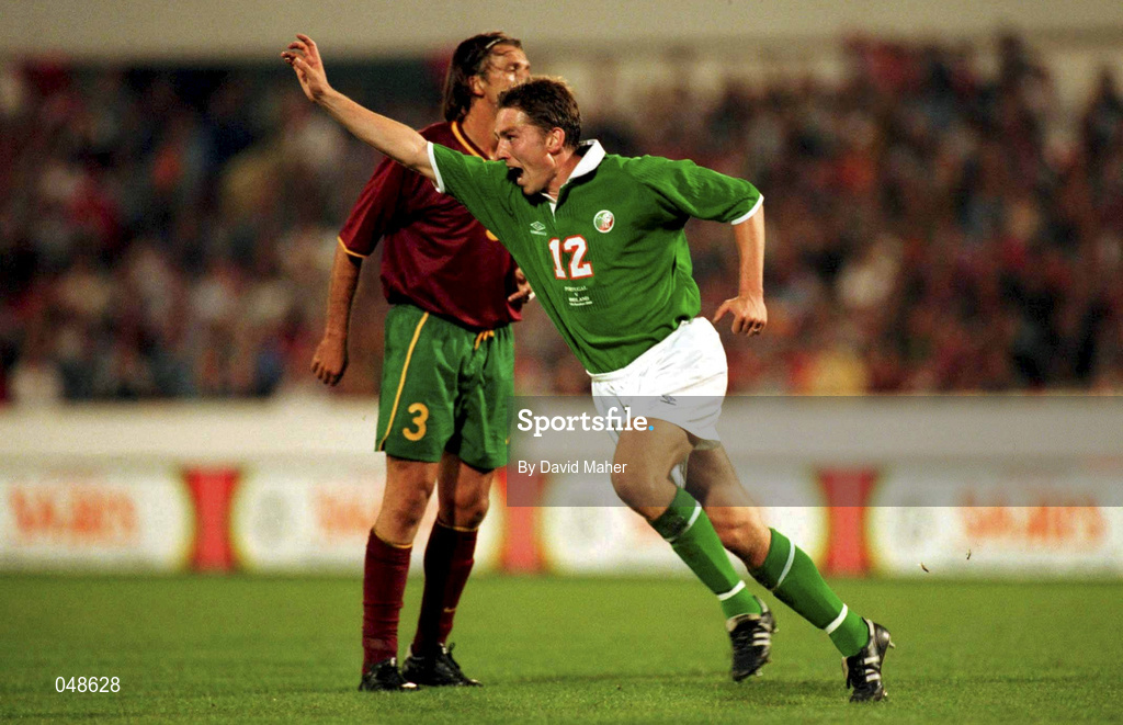 7 October 2000; Matt Holland of Republic of Ireland celebrates after scoring the equalising goal during the World Cup 2002 Qualification Group 2 match between Portugal and Republic of Ireland at the Estádio da Luz in Lisbon, Portugal. Photo by David Maher/Sportsfile