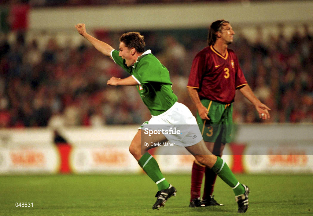7 October 2000; Matt Holland of Republic of Ireland celebrates after scoring the equalising goal during the World Cup 2002 Qualification Group 2 match between Portugal and Republic of Ireland at the Estádio da Luz in Lisbon, Portugal. Photo by David Maher/Sportsfile