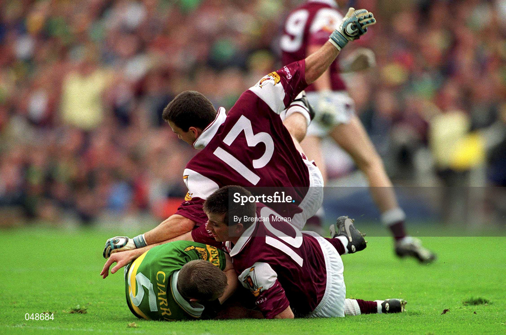 7 October 2000; Tomas O'Sea of Kerry in action against Tommy Joyce, right, and Derek Savage of Galway during the Bank of Ireland All-Ireland Senior Football Championship Final Replay match between Kerry and Galway at Croke Park in Dublin. Photo by Brendan Moran/Sportsfile