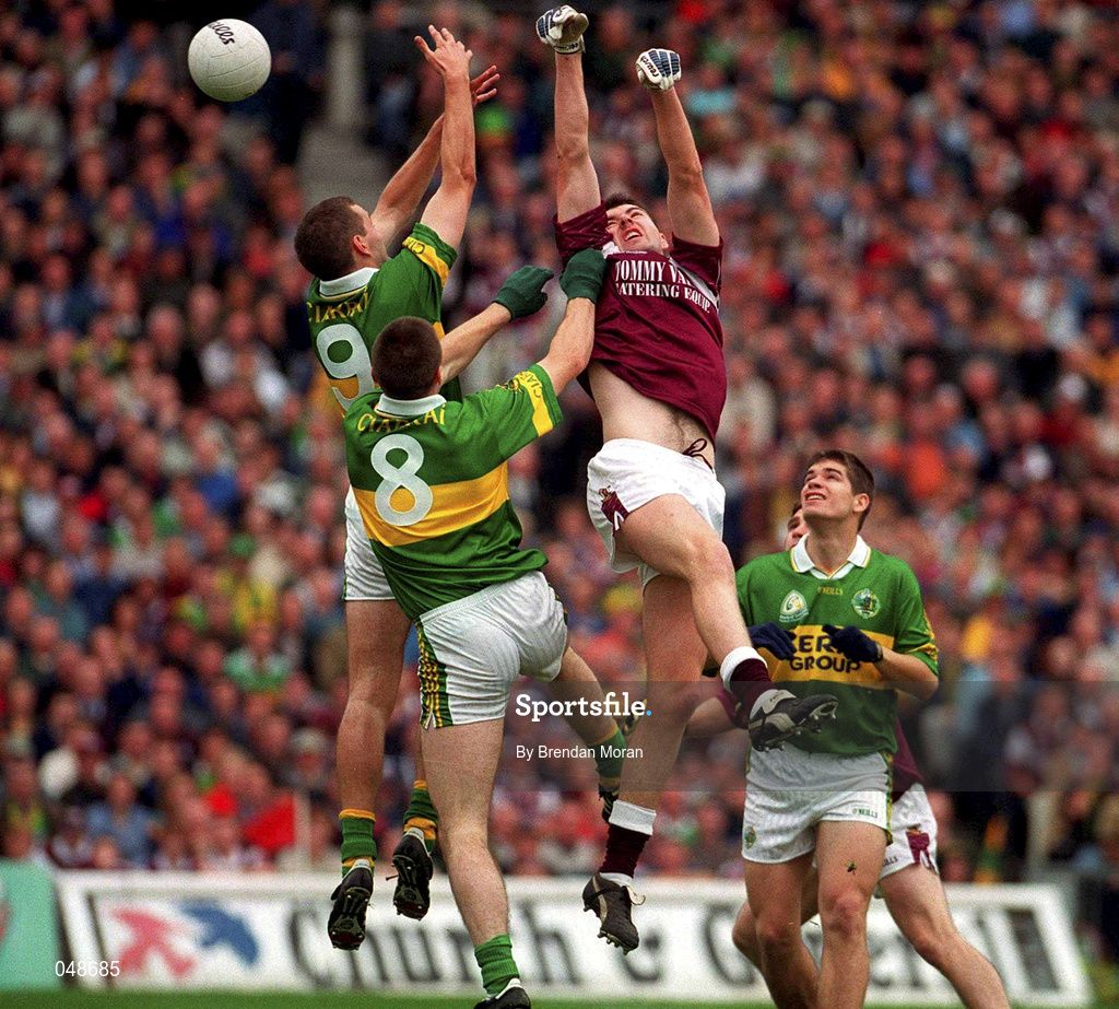 7 October 2000; Sean O'Domhnaill of Galway in action against Donal Daly, left, and Darragh O'Sea of Kerry during the Bank of Ireland All-Ireland Senior Football Championship Final Replay match between Kerry and Galway at Croke Park in Dublin. Photo by Brendan Moran/Sportsfile