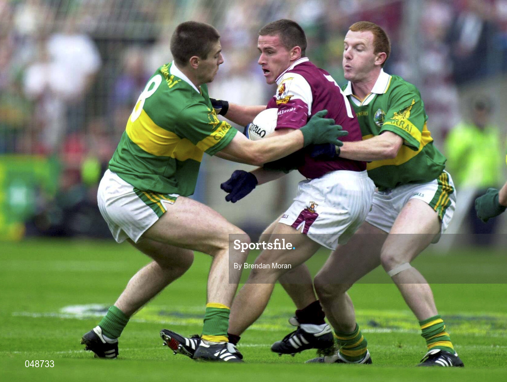 7 October 2000; Sean Og de Paor of Galway in action against Darragh O'Se, left, and Liam Hassett of Kerry during the GAA Football All-Ireland Senior Championship Final replay match between Galway and Kerry at Croke Park in Dublin. Photo by Brendan Moran/Sportsfile