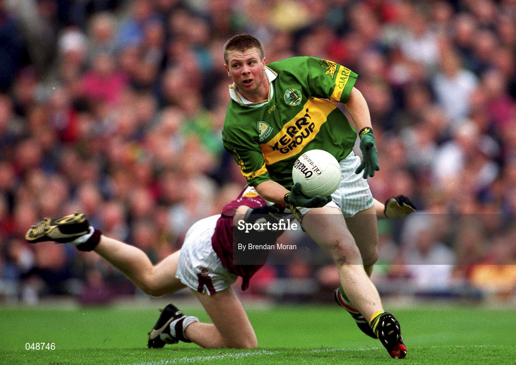 7 October 2000; Tomas O'Se of Kerry makes a break during the Bank of Ireland All-Ireland Senior Football Championship Final Replay match between Kerry and Galway at Croke Park in Dublin. Photo by Brendan Moran/Sportsfile
