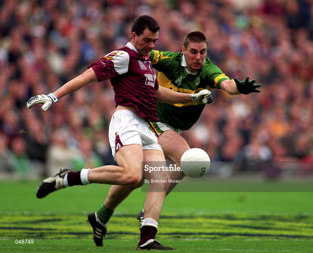 7 October 2000; Sean O'Domhnaill of Galway in action against Darragh O'Sea of Kerry during the Bank of Ireland All-Ireland Senior Football Championship Final Replay match between Kerry and Galway at Croke Park in Dublin. Photo by Brendan Moran/Sportsfile