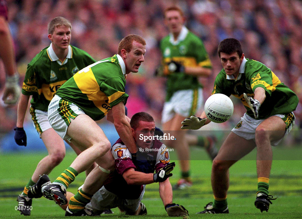 7 October 2000; Sean Og de Paor of Galway in action against Liam Hassett, left, and Aodan MacGearailt of Kerry during the Bank of Ireland All-Ireland Senior Football Championship Final Replay match between Kerry and Galway at Croke Park in Dublin. Photo by Brendan Moran/Sportsfile