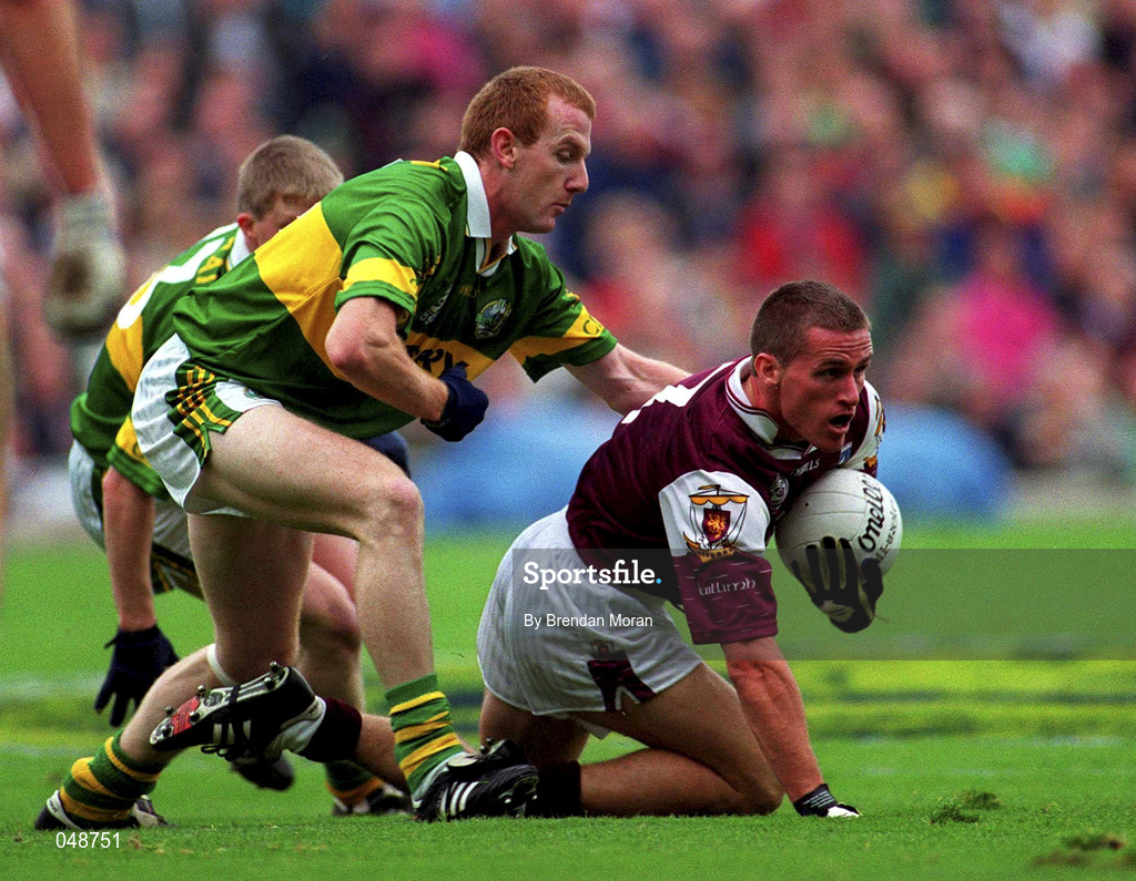 7 October 2000; Sean Og de Paor of Galway in action against Liam Hassett of Kerry during the Bank of Ireland All-Ireland Senior Football Championship Final Replay match between Kerry and Galway at Croke Park in Dublin. Photo by Brendan Moran/Sportsfile