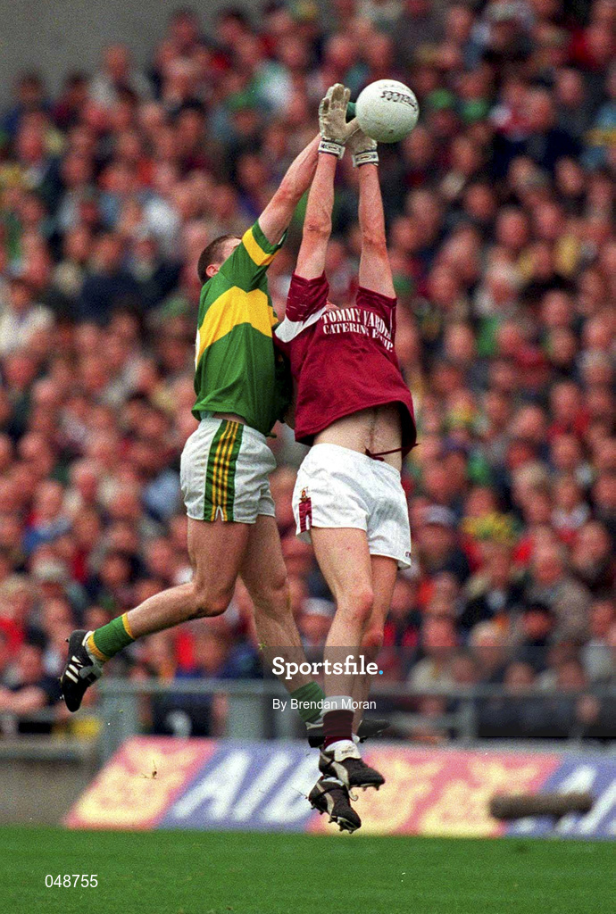 7 October 2000; Sean O'Domhnaill of Galway in action against Darragh O'Sea of Kerry during the Bank of Ireland All-Ireland Senior Football Championship Final Replay match between Kerry and Galway at Croke Park in Dublin. Photo by Brendan Moran/Sportsfile