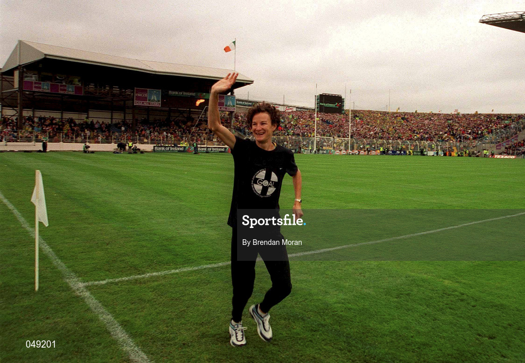 7 October 2000; Olympic silver medallist Sonia O'Sullivan during a lap of honour prior to the Bank of Ireland All-Ireland Senior Football Championship Final Replay match between Kerry and Galway at Croke Park in Dublin. Photo by Brendan Moran/Sportsfile