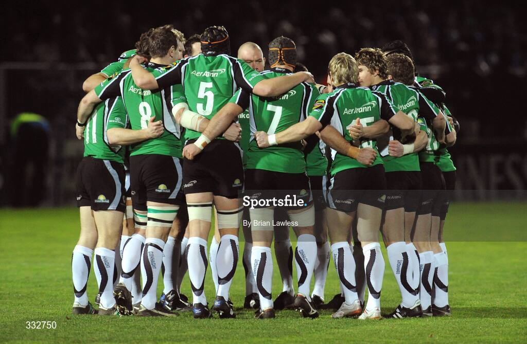 2 January 2009; The Connacht team form a huddle before the match. Leinster v Connacht, Magners League, RDS, Dublin. Picture credit: Brian Lawless / SPORTSFILE