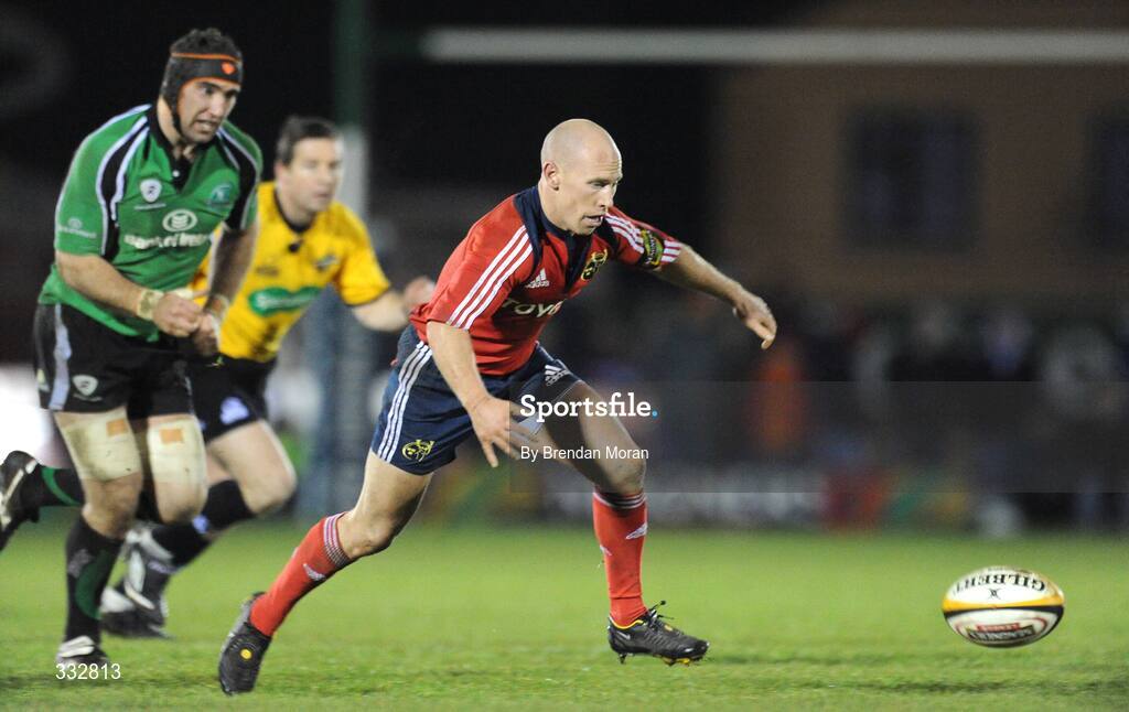28 December 2008; Peter Stringer, Munster, runs to gather a loose ball against Connacht. Magners League, Connacht v Munster, Sportsground, Galway. Picture credit: Brendan Moran / SPORTSFILE